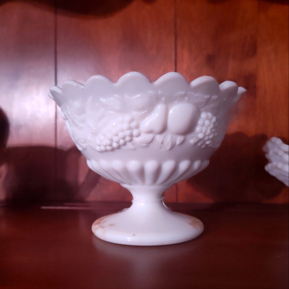 Milk glas serving bowl - Picture 1 of 1